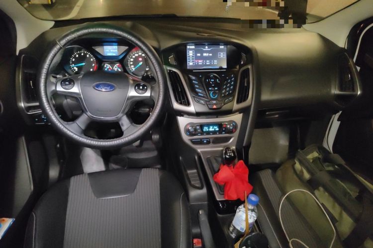 Used Ford Focus 2012 Sedan 1.6L Manual Fashion Edition Center Console