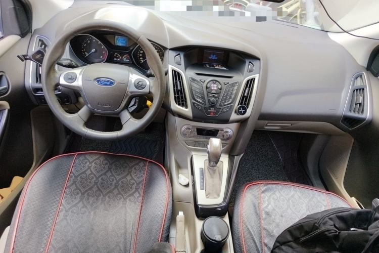 Used Ford Focus 2012 Sedan 1.6L Automatic Fashion Edition Center Console