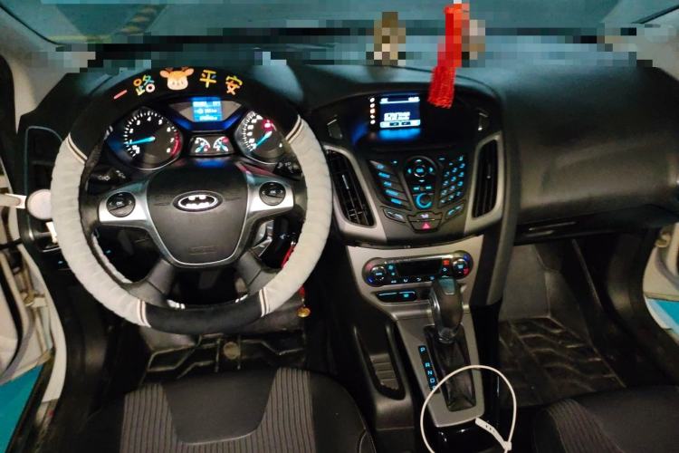 Used Ford Focus 2012 Sedan 1.6L Automatic Fashion Edition Center Console