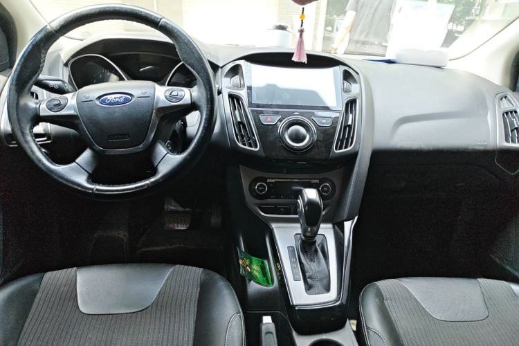 Used Ford Focus 2012 Hatchback 1.6L Automatic Fashion Edition Center Console
