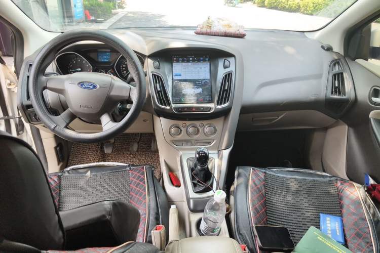 Used Ford Focus 2012 Sedan 1.6L Manual Comfort Model Center Console