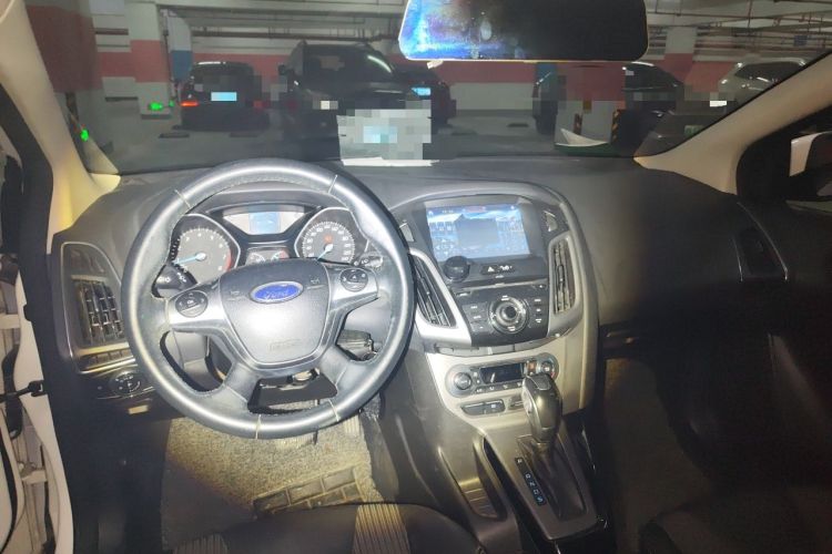 Used Ford Focus 2012 Sedan 1.6L Automatic Fashion Edition Center Console