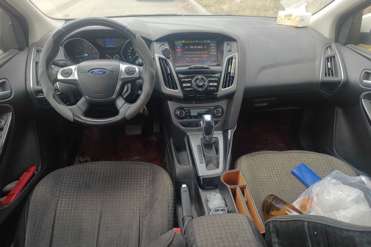 Used Ford Focus 2012 Sedan 1.6L Automatic Fashion Edition Center Console