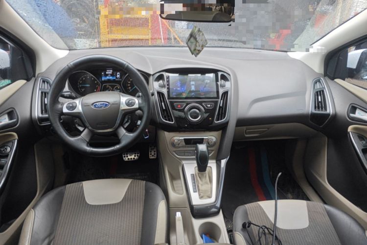 Used Ford Focus 2012 Hatchback 1.6L Automatic Fashion Edition Center Console