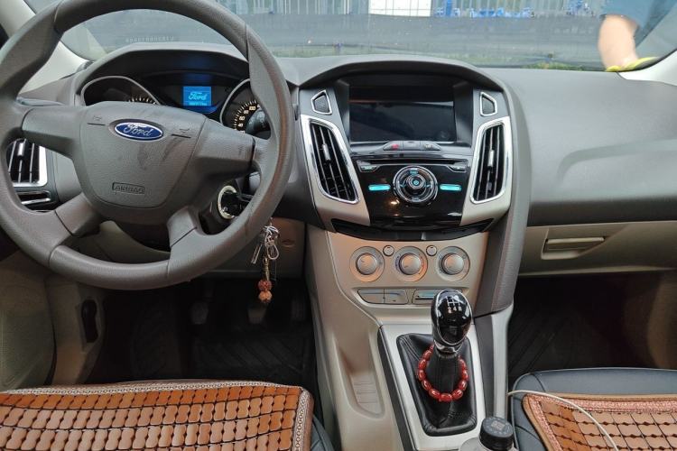 Used Ford Focus 2012 Sedan 1.6L Manual Comfort Model Center Console
