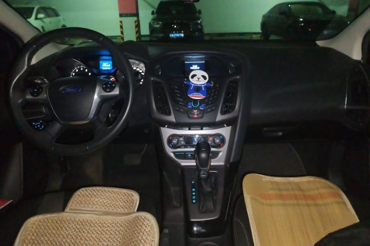 Used Ford Focus 2012 Hatchback 1.6L Automatic Fashion Edition Center Console