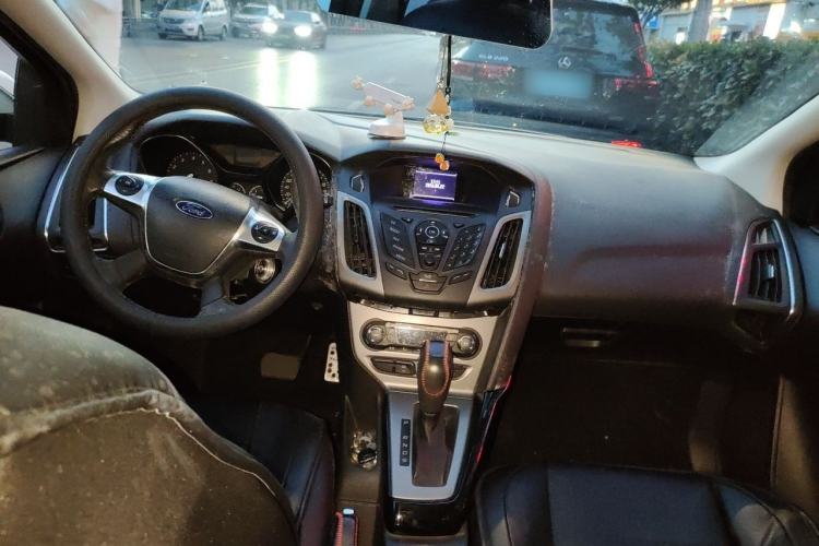 Used Ford Focus 2012 Hatchback 1.6L Automatic Fashion Edition Center Console