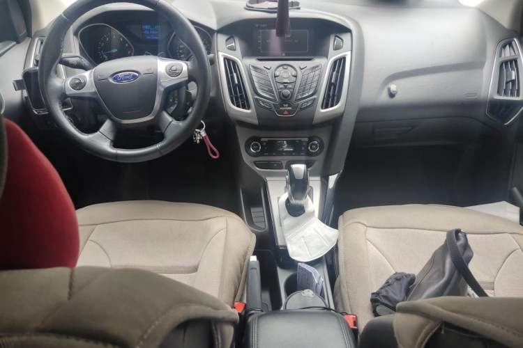 Used Ford Focus 2012 Sedan 1.6L Automatic Fashion Edition Center Console