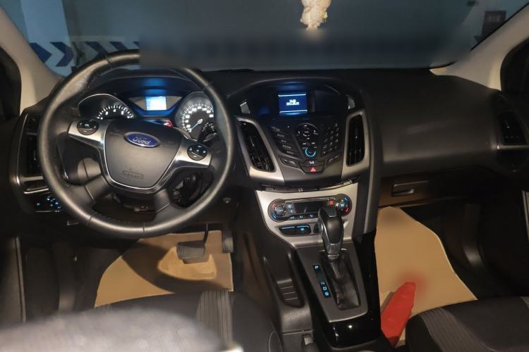 Used Ford Focus 2012 Hatchback 1.6L Automatic Fashion Edition Center Console