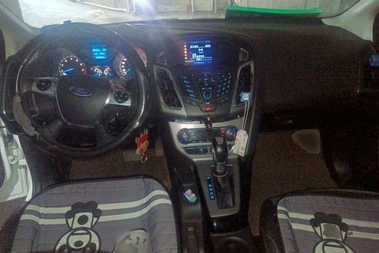 Used Ford Focus 2012 Sedan 1.6L Automatic Fashion Edition Center Console