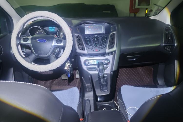 Used Ford Focus 2012 Sedan 1.6L Automatic Fashion Edition Center Console