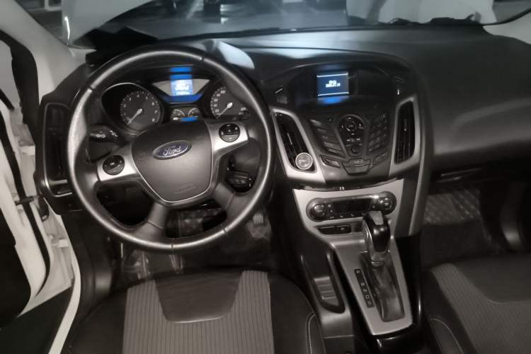 Used Ford Focus 2012 Sedan 1.6L Automatic Fashion Edition Center Console
