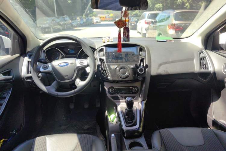 Used Ford Focus 2012 Sedan 1.6L Manual Fashion Edition Center Console