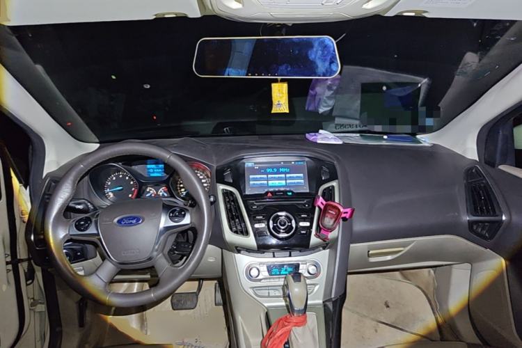 Used Ford Focus 2012 Hatchback 1.6L Automatic Fashion Edition Center Console