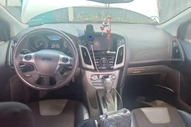 Used Ford Focus 2012 Sedan 1.6L Automatic Fashion Edition Center Console