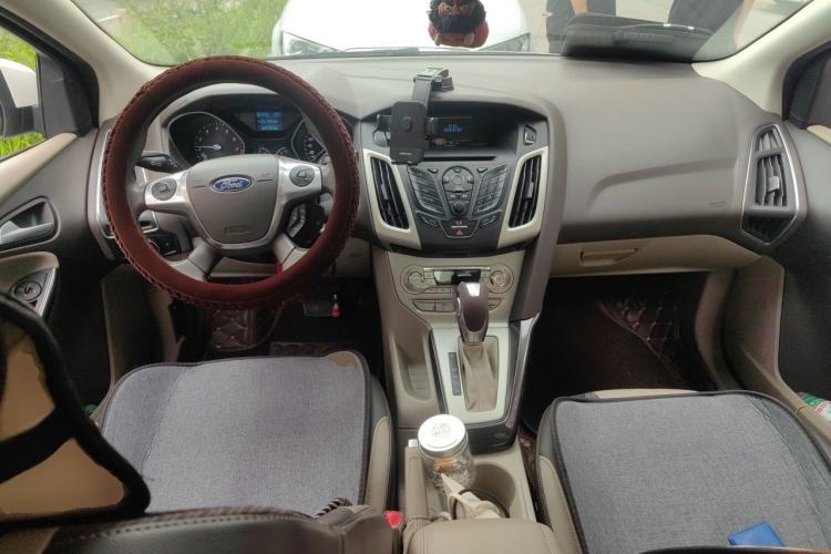 Used Ford Focus 2012 Sedan 1.6L Automatic Fashion Edition Center Console