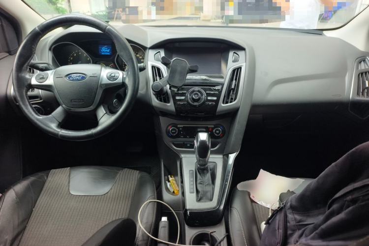 Used Ford Focus 2012 Hatchback 1.6L Automatic Fashion Edition Center Console