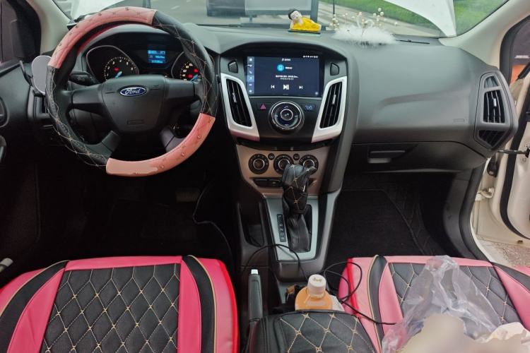 Used Ford Focus 2012 Hatchback 1.6L Automatic Comfort Model Center Console
