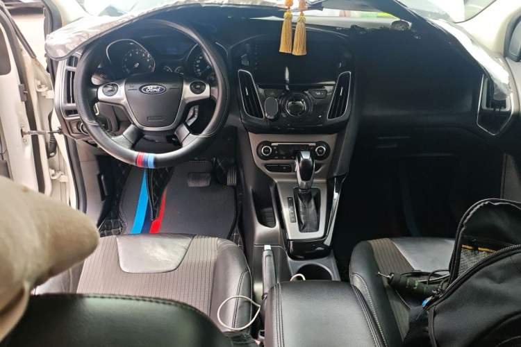 Used Ford Focus 2012 Sedan 1.6L Automatic Fashion Edition Center Console