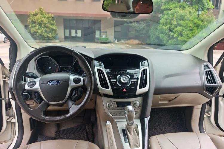Used Ford Focus 2012 Sedan 2.0L Automatic Flagship Model Center Console