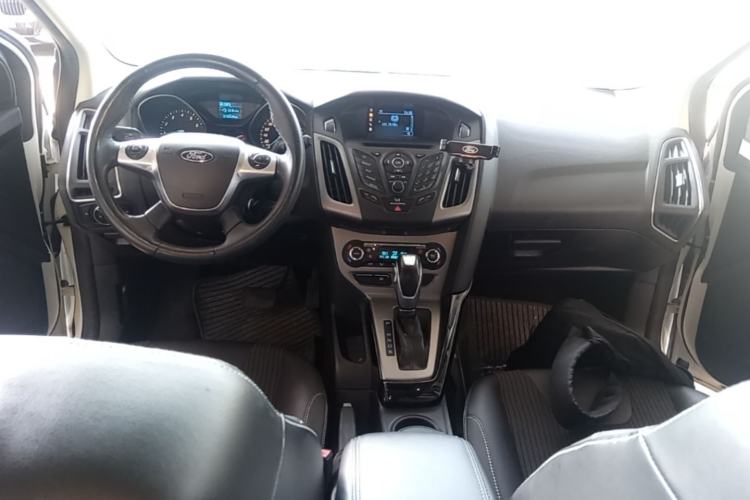 Used Ford Focus 2012 Hatchback 1.6L Automatic Fashion Edition Center Console