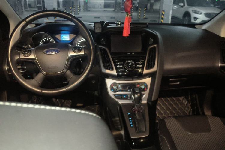 Used Ford Focus 2012 Hatchback 1.6L Automatic Fashion Edition Center Console