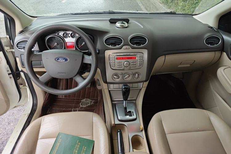 Used Ford Focus 2012 Hatchback Classic 1.8L Automatic Fashion Edition Center Console
