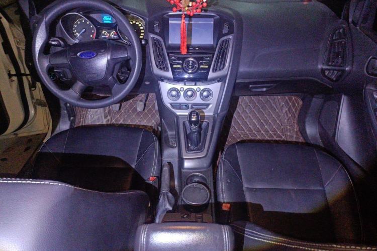 Used Ford Focus 2012 Hatchback 1.6L Manual Comfort Model Center Console