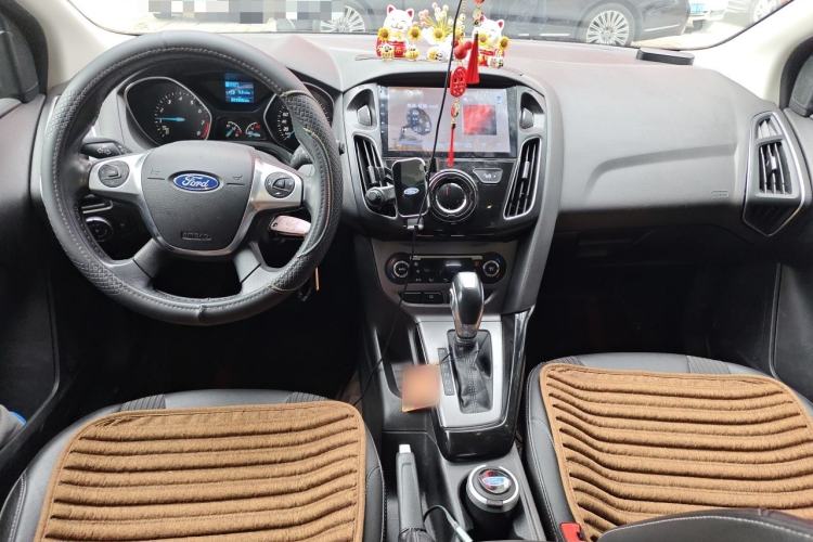 Used Ford Focus 2012 Hatchback 1.6L Automatic Fashion Edition Center Console