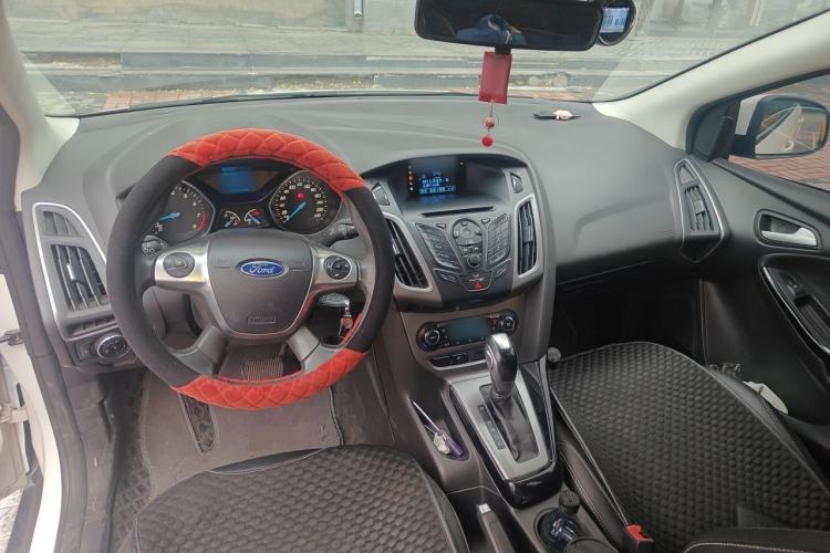 Used Ford Focus 2012 Sedan 1.6L Automatic Fashion Edition Center Console