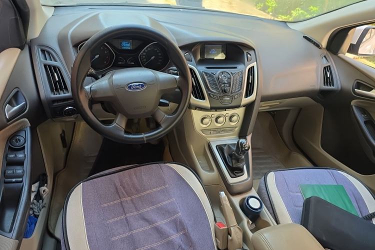 Used Ford Focus 2012 Sedan 1.6L Manual Comfort Model Center Console