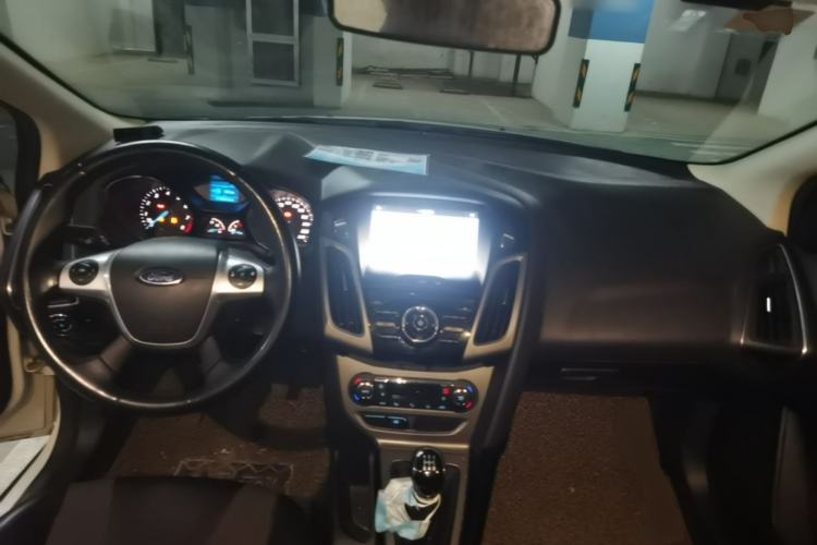 Used Ford Focus 2012 Sedan 1.6L Manual Fashion Edition Center Console