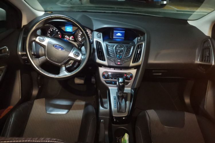 Used Ford Focus 2012 Sedan 1.6L Automatic Fashion Edition Center Console