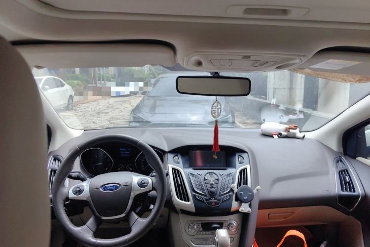Used Ford Focus 2012 Hatchback 1.6L Automatic Fashion Edition Center Console