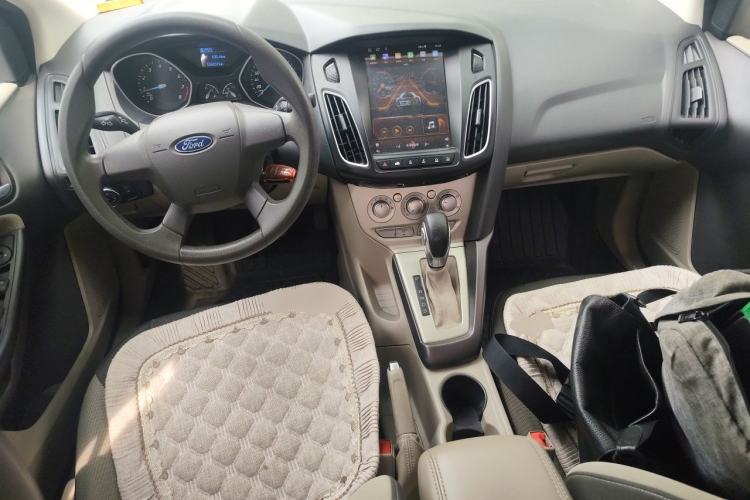 Used Ford Focus 2012 Sedan 1.6L Automatic Comfort Model Center Console