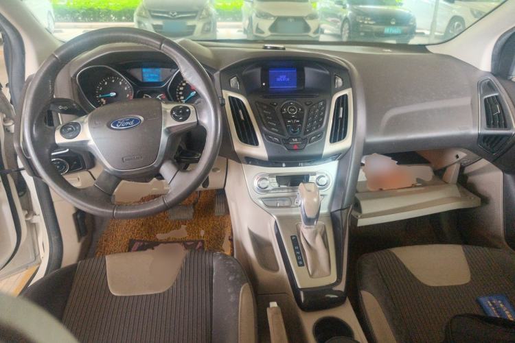 Used Ford Focus 2012 Hatchback 1.6L Automatic Fashion Edition Center Console