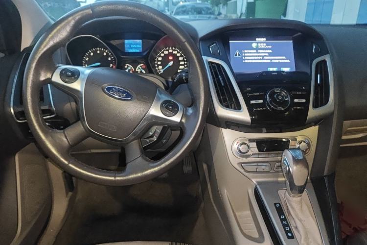 Used Ford Focus 2012 Hatchback 1.6L Automatic Fashion Edition Center Console