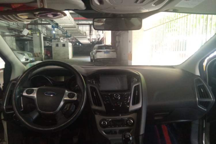 Used Ford Focus 2012 Sedan 1.6L Manual Fashion Edition Center Console