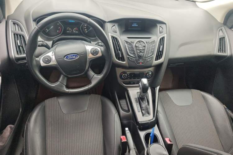Used Ford Focus 2012 Sedan 1.6L Automatic Fashion Edition Center Console