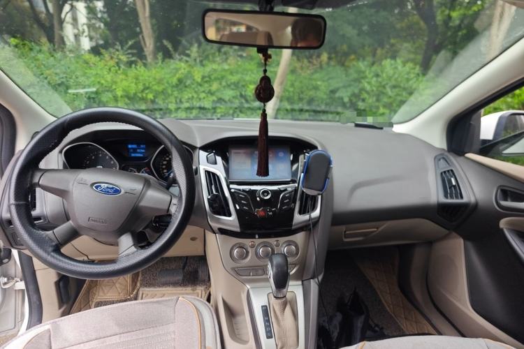 Used Ford Focus 2012 Sedan 1.6L Automatic Comfort Model Center Console