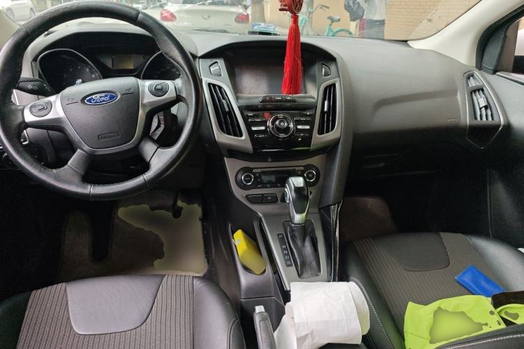 Used Ford Focus 2012 Sedan 1.6L Automatic Fashion Edition Center Console