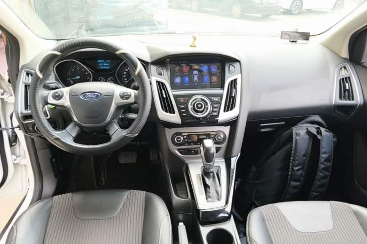 Used Ford Focus 2012 Hatchback 1.6L Automatic Fashion Edition Center Console
