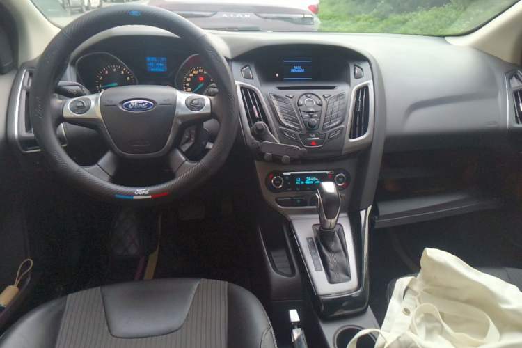 Used Ford Focus 2012 Sedan 1.6L Automatic Fashion Edition Center Console