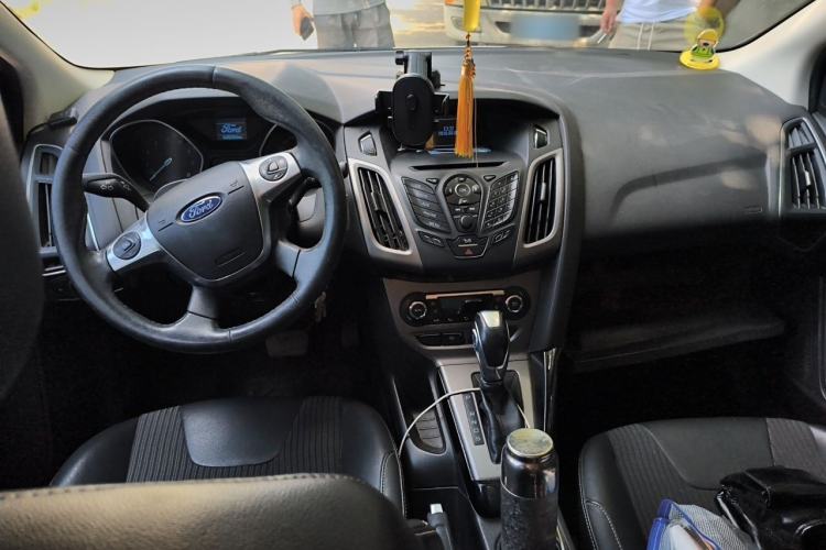 Used Ford Focus 2012 Sedan 1.6L Automatic Fashion Edition Center Console