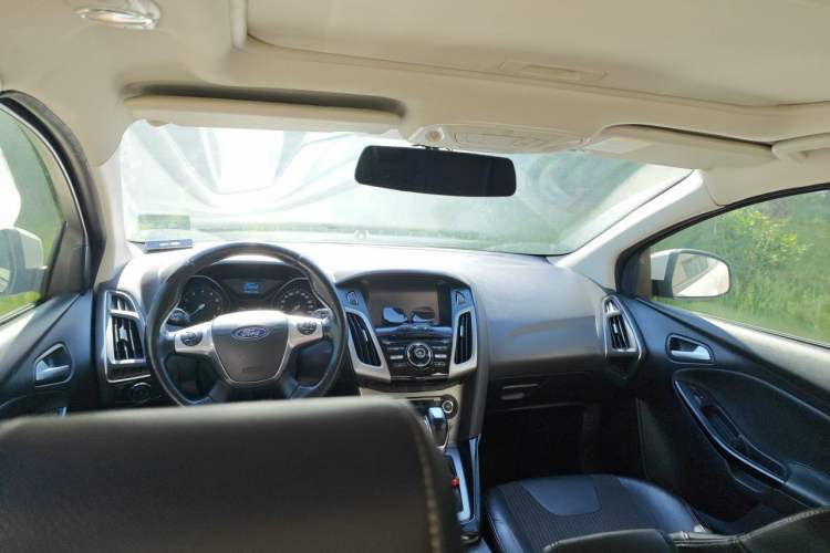 Used Ford Focus 2012 Hatchback 1.6L Automatic Fashion Edition Center Console