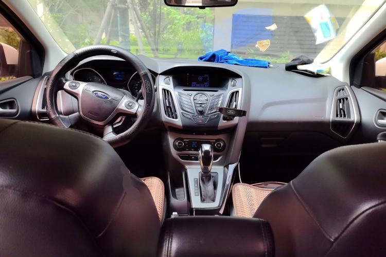 Used Ford Focus 2012 Sedan 1.6L Automatic Fashion Edition Center Console