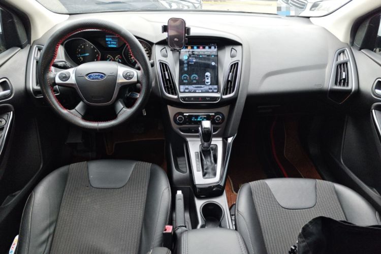 Used Ford Focus 2012 Sedan 1.6L Automatic Fashion Edition Center Console