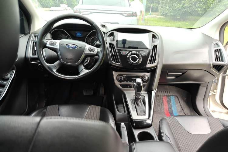 Used Ford Focus 2012 Hatchback 1.6L Automatic Fashion Edition Center Console
