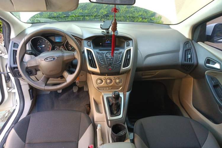Used Ford Focus 2012 Sedan 1.6L Manual Comfort Model Center Console