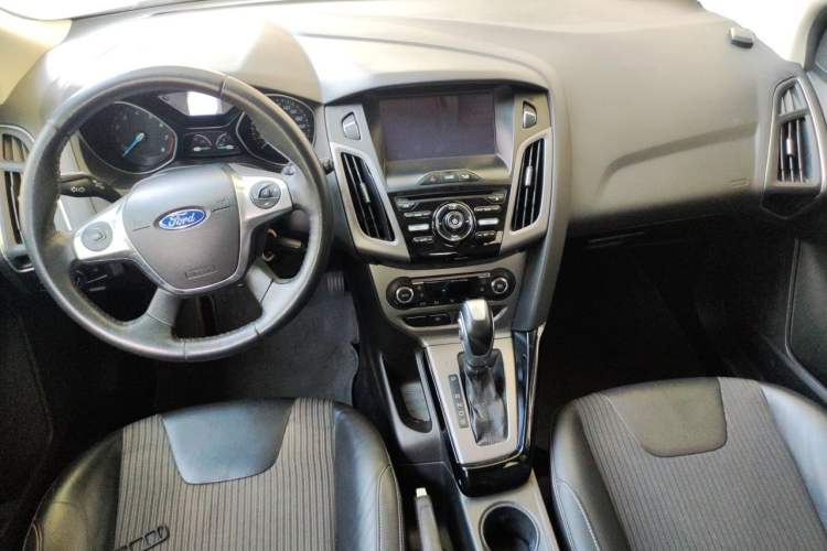 Used Ford Focus 2012 Hatchback 1.6L Automatic Fashion Edition Center Console